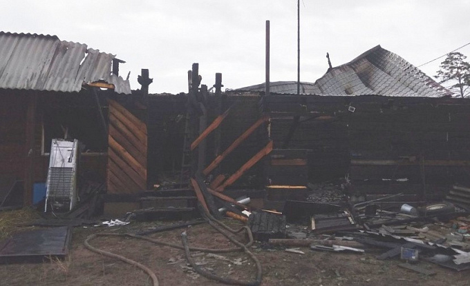 В Бурятии на пожаре сгорели гараж с автомобилем и два строения