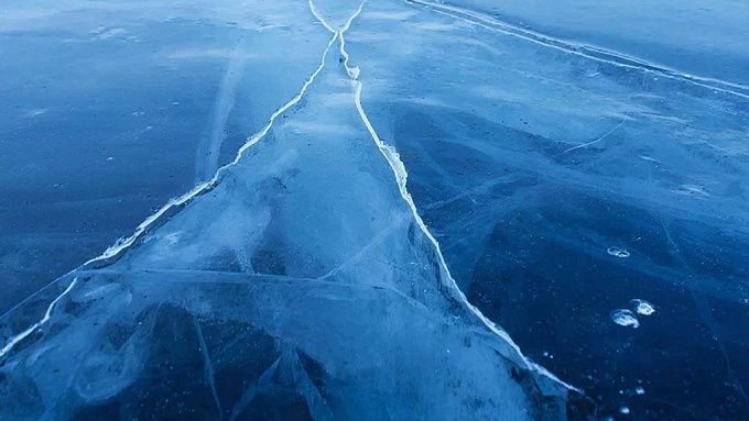 Машина провалилась под лед на озере в Бурятии 