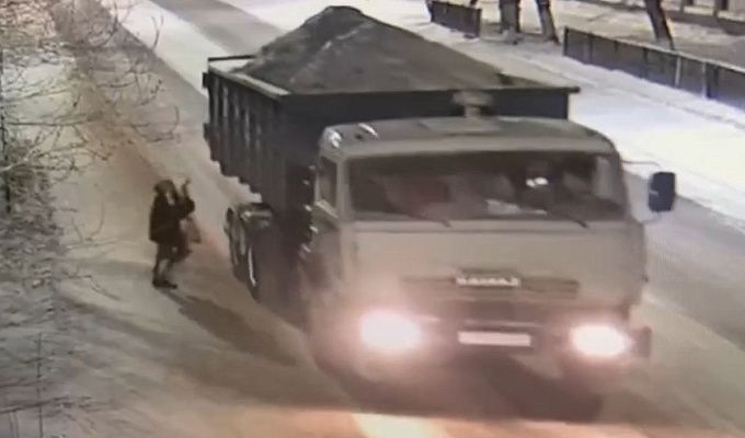 Пьяный подросток попал под «КамАз» в Улан-Удэ