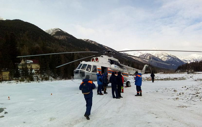 Пострадавших в горах туристов эвакуировали вертолетом в Иркутск