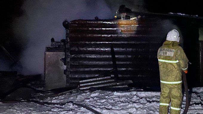 Две постройки сгорели на пожаре в районе Бурятии