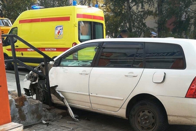 В Улан-Удэ пожилой водитель сбил пешеходов на остановке (ФОТО)