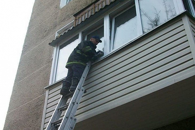 Улан-удэнку вызволили с собственного балкона 