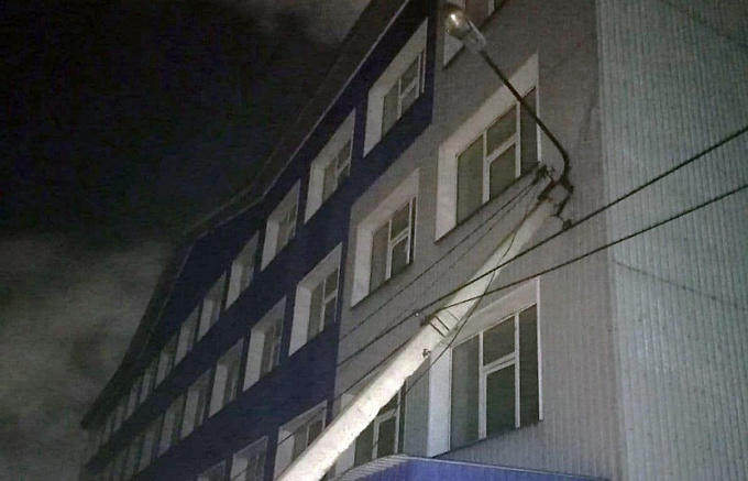 В Улан-Удэ лихач повалил фонарный столб на здание