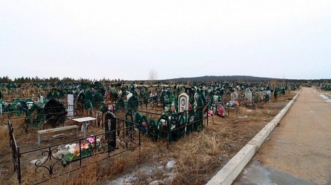 Житель Бурятии разгромил памятники на кладбище