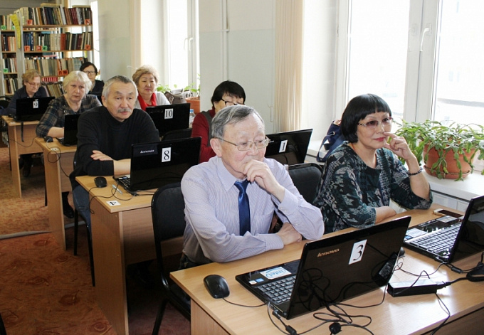 В Улан-Удэ пенсионеры состязались в компьютерном многоборье