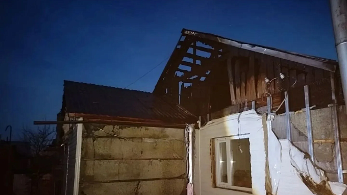 Жилой дом и гараж горели из-за короткого замыкания в Улан-Удэ