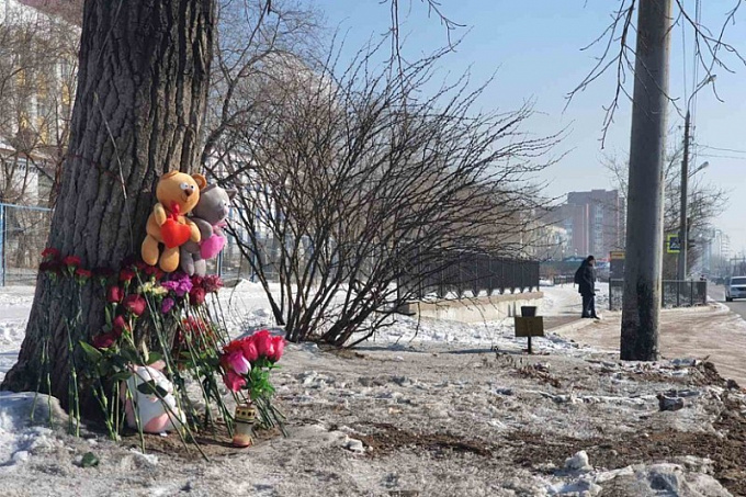 Улан-удэнцы приносят игрушки и цветы на место гибели двух подростков
