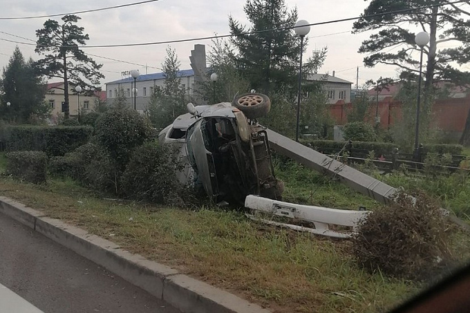 В Улан-Удэ «Тойота» врезалась в столб и перевернулась