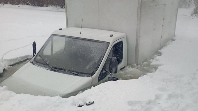 В Бурятии грузовик провалился под лёд
