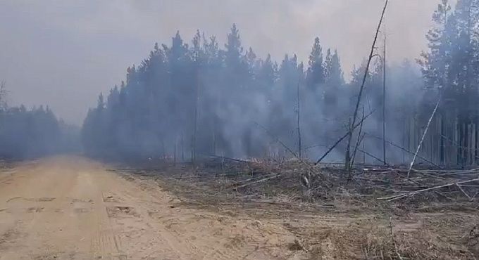 В районе Бурятии продолжают борьбу с крупными лесными пожарами