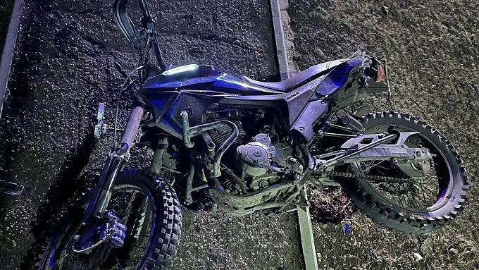 Байкер опрокинулся на трассе в Бурятии