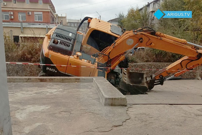 В Улан-Удэ экскаватор провалился под землю (ФОТО)
