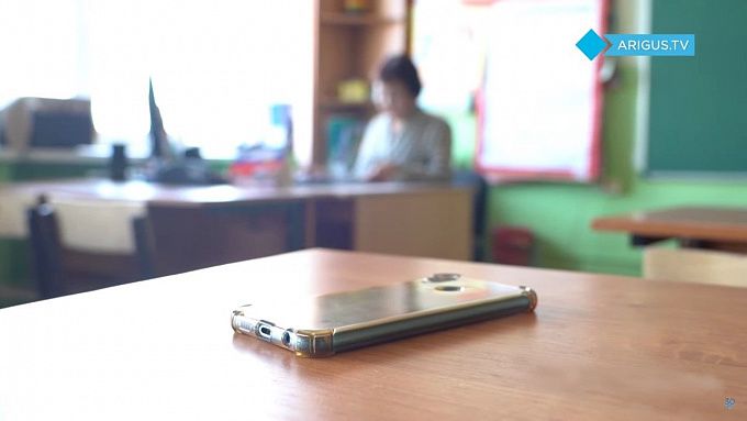 Минпросвещения РФ запретило школьникам пользоваться телефонами на уроках