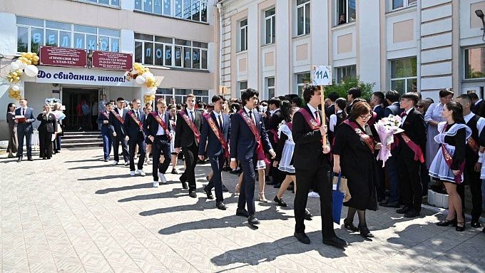 Для 20 тысяч выпускников Бурятии прозвенел последний звонок