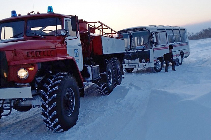 В Бурятии автобус с 14 пассажирами застрял в снегу