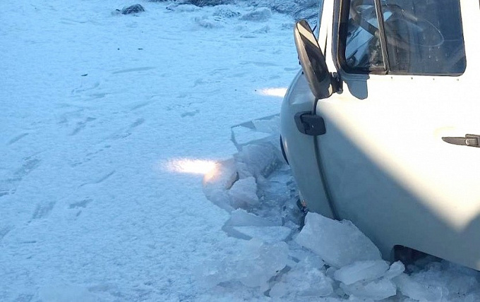 В Бурятии два автомобиля провалились под лед, пересекая ручей