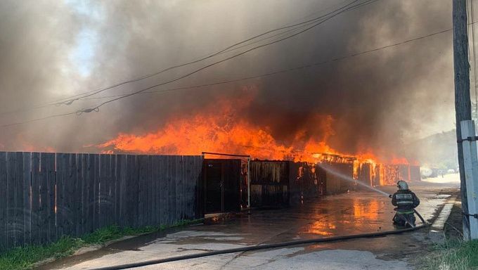 Крупный пожар: Сразу три жилых дома горят в районе Бурятии. ФОТО