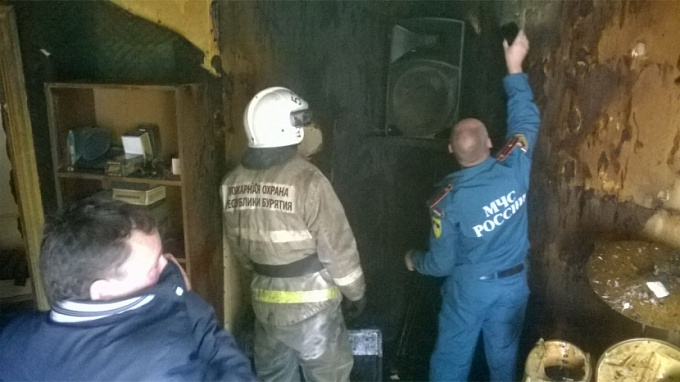 В Бурятии из горящего Дома культуры эвакуировали 8 человек