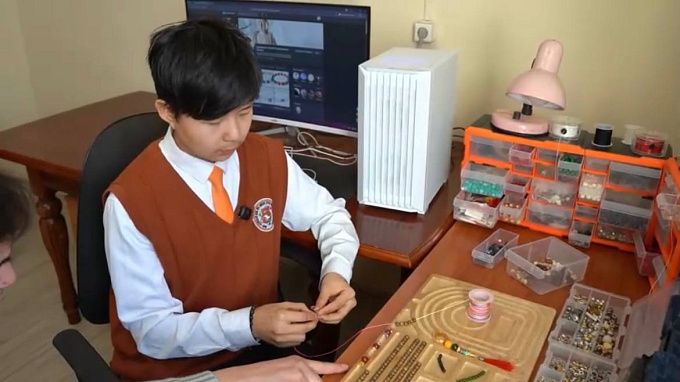 14-летний подросток плетет буддийские четки в Забайкалье 