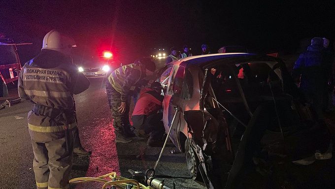 В Бурятии спасатели вытащили водителя из искореженного автомобиля