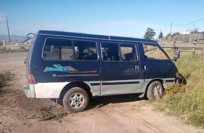 В Бурятии микрик протаранил бетонные блоки