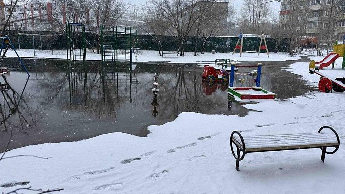 В Улан-Удэ вода из колодца подтопила детскую площадку. ОБНОВЛЕНО