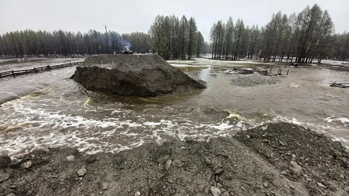 В улусе Закаменского района вода вышла на проезжую часть 