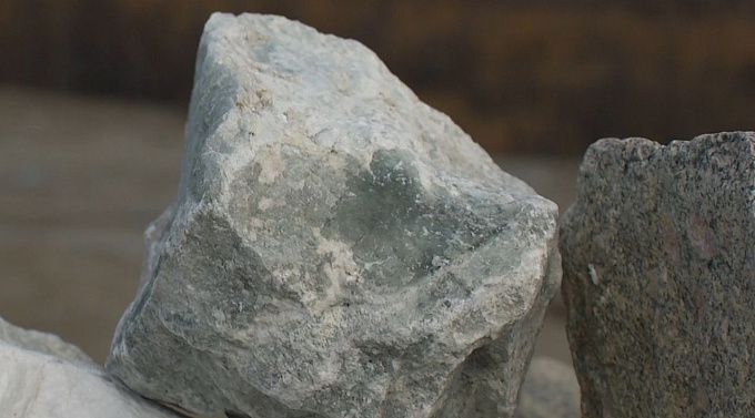 В Бурятии «черные старатели» экскаватором раскопали русло реки в поисках нефрита 