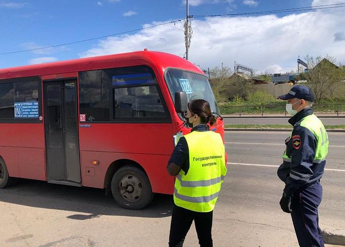 В Бурятии возвращаются ковидные рейды на транспорте. Что грозит пассажирам без маски?