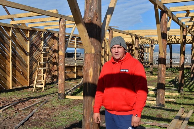 30-летний житель Бурятии строит семейную молочную ферму