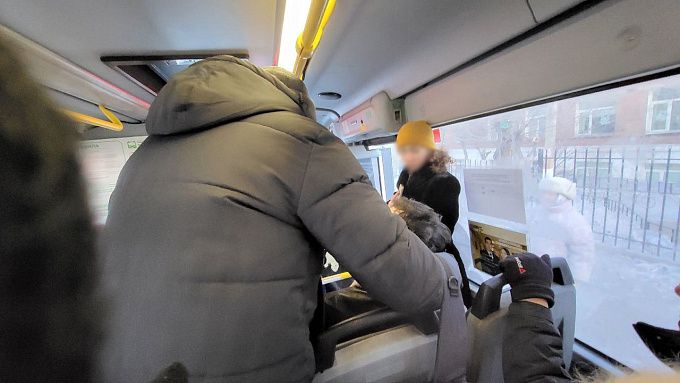 Сотрудник Ариг Ус помог пассажиру автобуса с приступом эпилепсии