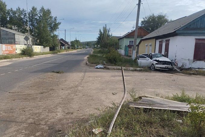 19-летний парень на «Тойоте» влетел в жилой дом в Бурятии