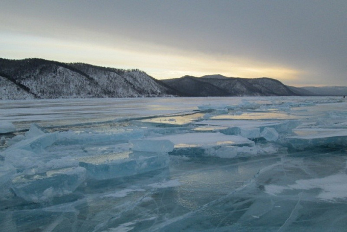 На Байкале снова под лёд провалился автомобиль с людьми