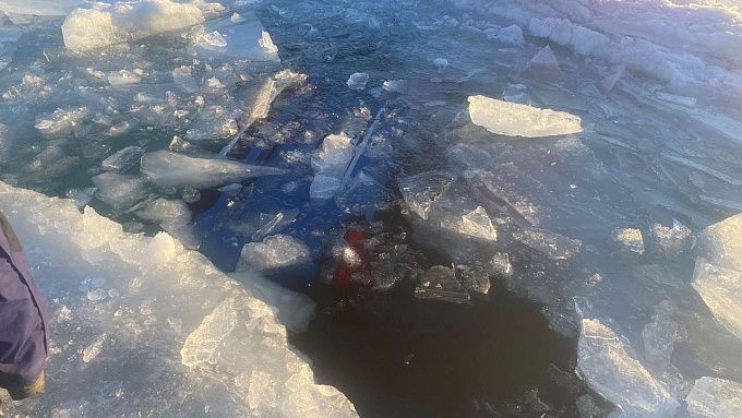 На Байкале в провалившемся под лед внедорожнике погибла женщина