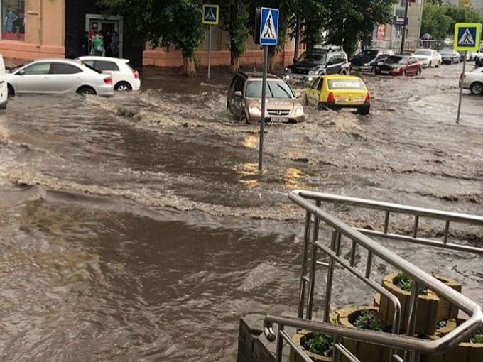 В Улан-Удэ устраняют последствия проливного дождя