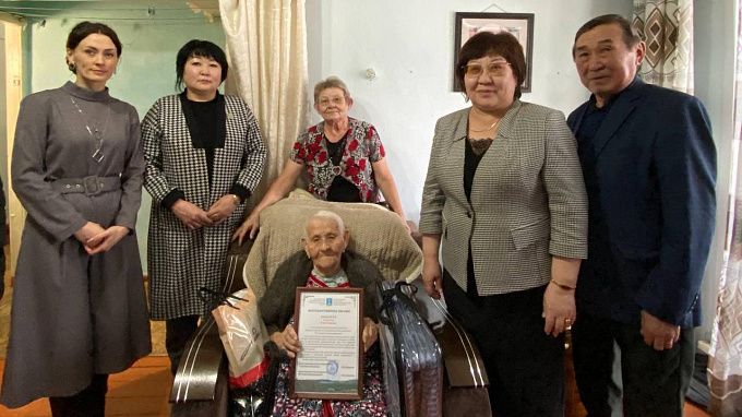 В Бурятии участник трудового фронта отметила 95-летие