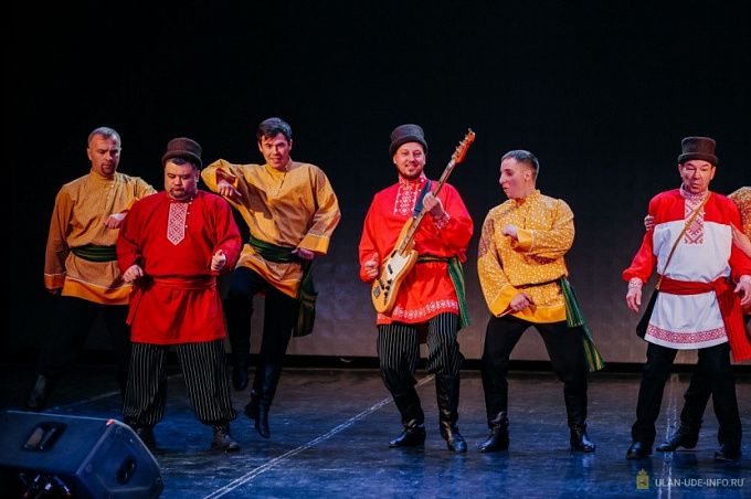 Мэр Улан-Удэ посетил репетицию юбилейного концерта театра «Забава»