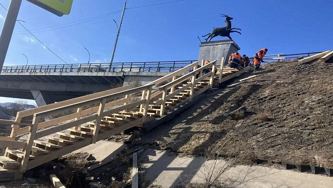 Новые лестницы устанавливают на мосту «Бегущая лань» в Улан-Удэ
