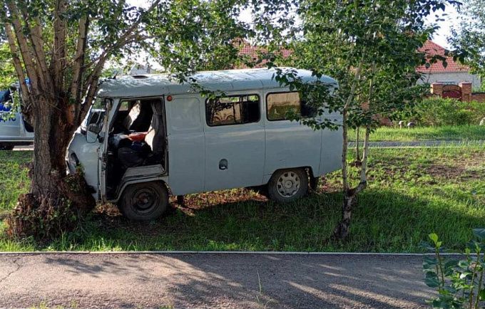 В Бурятии водитель потерял сознание за рулем и врезался в дерево