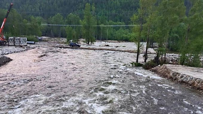 В Бурятии из-за поднявшейся реки на сутки ограничат проезд по региональной дороге