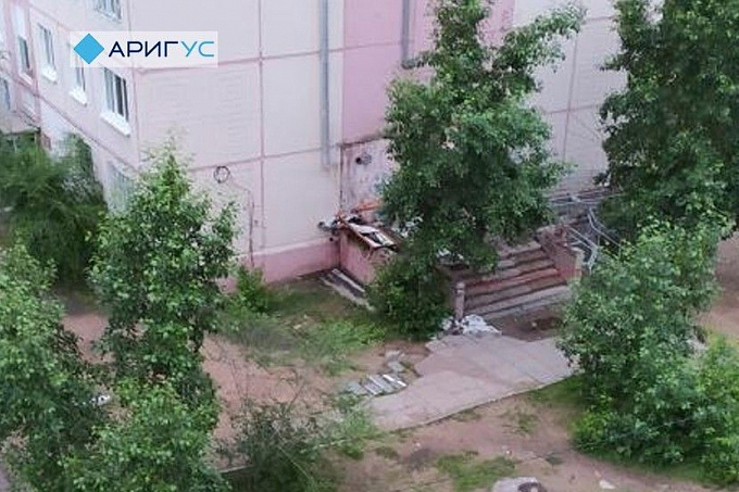 В Улан-Удэ на ребенка обрушилась конструкция здания наркодиспансера
