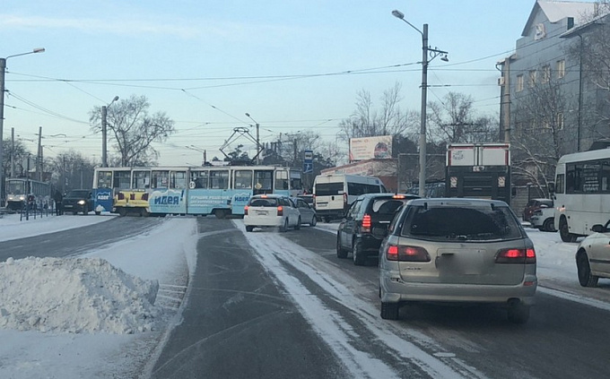 В Улан-Удэ автомобиль «залез» под трамвай (ФОТО)