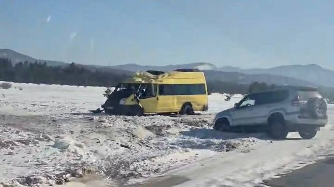 Пять человек доставили в больницу после ДТП с автобусом в Бурятии