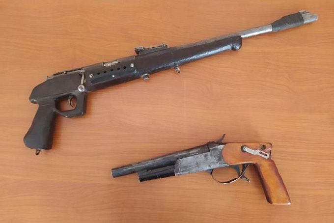 В Бурятии пенсионерка во время уборки в гараже нашла два ружья