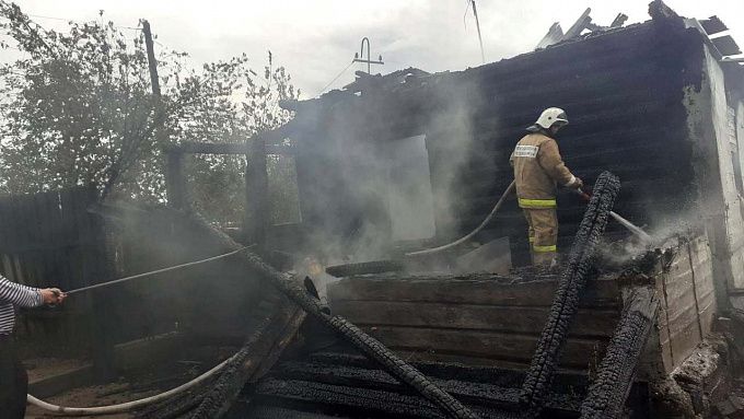 Тела мужчины и женщины нашли в обгоревшем доме в Бурятии