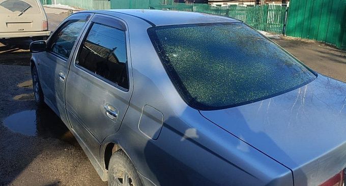 В Бурятии женщина разбила стекло автомобиля бутылкой водки