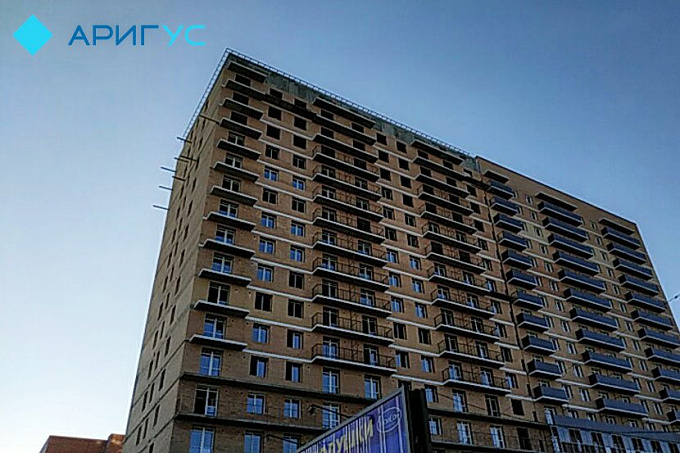 В Улан-Удэ мужчина прямо сейчас стоит на краю балкона 18-го этажа. Его контролируют спасатели (ФОТО)