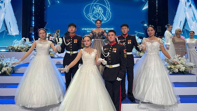 Школьники из Бурятии станцевали вальс на Кадетском балу в Кремле