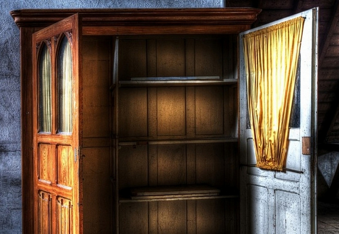В Улан-Удэ должник прятался от приставов в шкафу
